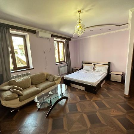 Favorit Hotel-Hostel Erévan Extérieur photo