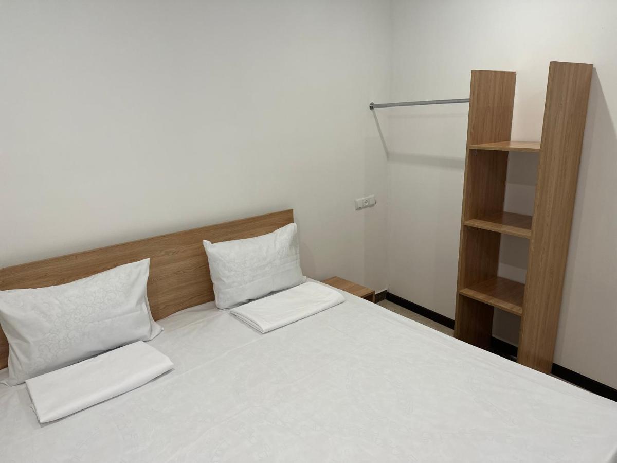 Favorit Hotel-Hostel Erévan Extérieur photo