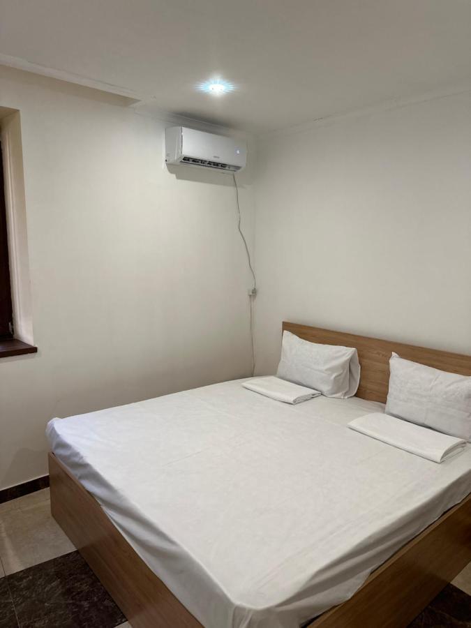 Favorit Hotel-Hostel Erévan Extérieur photo