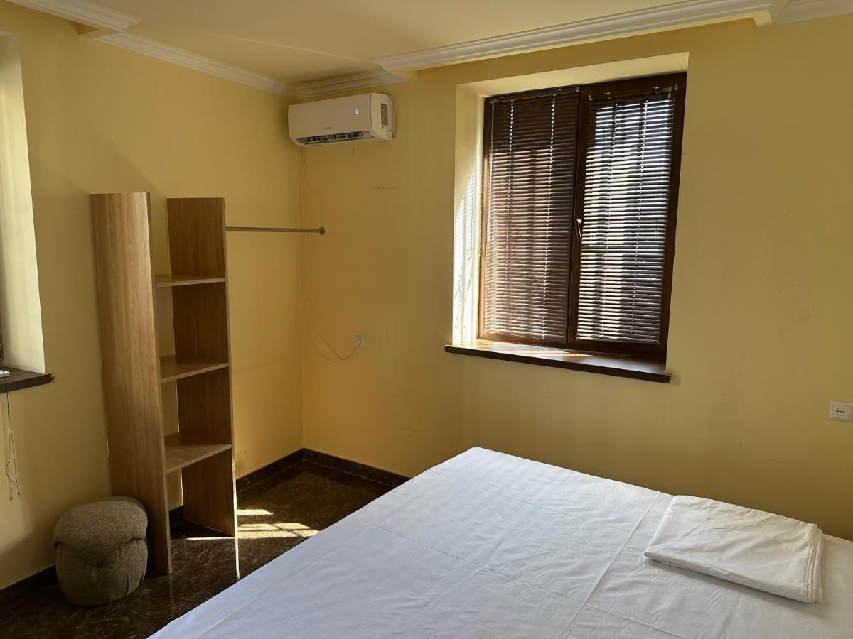 Favorit Hotel-Hostel Erévan Extérieur photo