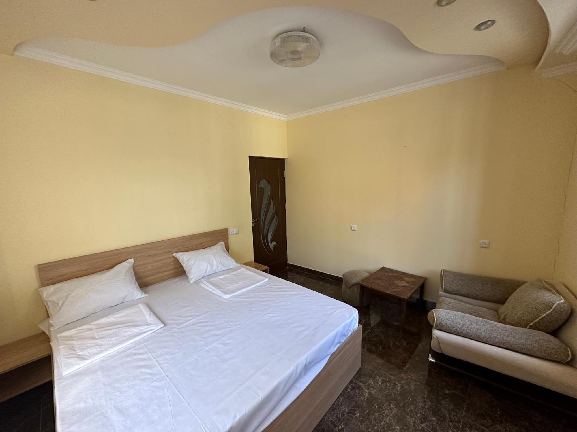 Favorit Hotel-Hostel Erévan Extérieur photo